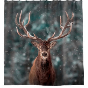 Edelhirsche männlich im Winterschneewald. Künstler Duschvorhang