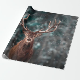 Edelhirsche männlich im Winterschneewald. Künstler Geschenkpapier