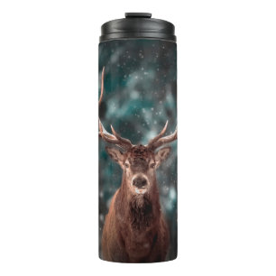 Edelhirsche männlich im Winterschneewald. Künstler Thermosbecher