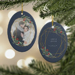 Edelstein | FOTO Keramik Ornament<br><div class="desc">Eleganter Weihnachtsschmuck aus Foto mit einem beliebten Foto umrahmt von einem Imitat goldenen Folie ovaler geometrischer Rahmen mit grünem Wasserfarbenfolien und roten Beeren. Fügen Sie Ihre Namen und das Jahr oder eine benutzerdefinierte Meldung auf der Rückseite in einem passenden,  zarten geometrischen Rahmen hinzu.</div>