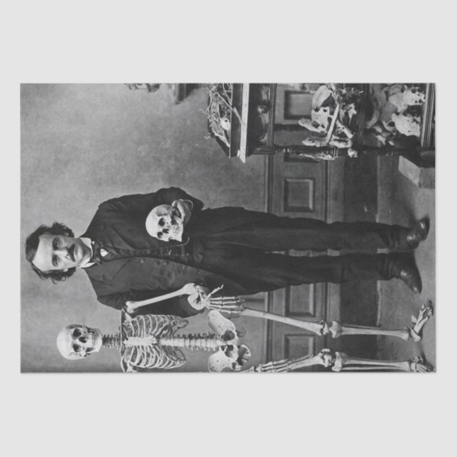Edgar Allan Poe Holding a Skeleton Halloween Art Seidenpapier (Vorderseite)
