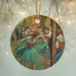 Edgar Degas Dancers Pink und Green Impressionist Keramik Ornament<br><div class="desc">Schöne Vintage Kunst des berühmten Malers Edgar Degas,  einer meiner Lieblingskünstler des Impressionismus. Es enthält eine Gruppe hübscher Ballerinas in grünem Tutus mit rosa Tops,  bevor Sie ins Ballett tanzen. Liebliches Balletttänzergeschenk.</div>