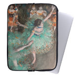 Edgar Degas - Schwuchender Tänzer / Tänzer in Grün Laptopschutzhülle<br><div class="desc">Schwebende Tänzerin / Tänzerin in Grün (Danseuses basculant / Danseuses vertes) - Edgar Degas,  Pastel und Gouache auf Papier,  1877-1879</div>