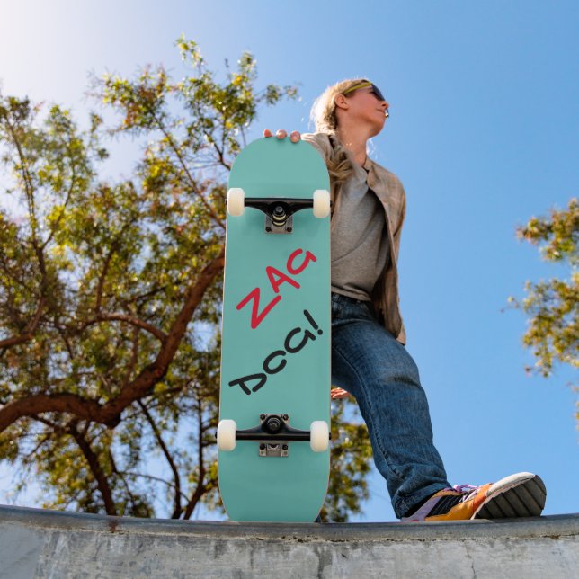 Edgy Zag Dog Aquamarin Skateboard (Außenbereich 1)