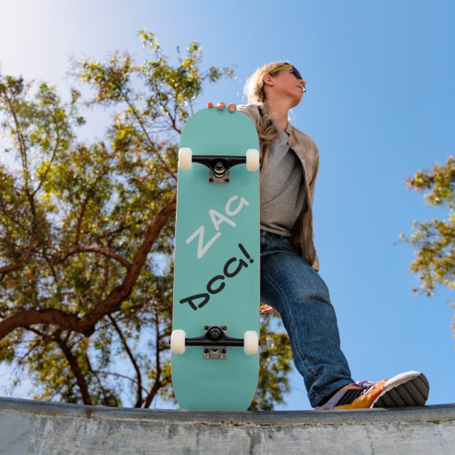 Edgy Zag Dog Aquamarin Skateboard (Außenbereich 1)