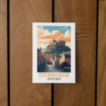 Edinburgh Castle Retro Vintage Travel Postkarte<br><div class="desc">Karo in diese wunderschöne Retro-Postkarte Edinburgh Scotland,  die das berühmte Schloss und die einzigartige Architektur des beliebten Reiseziels in Europa beherbergt. Arbeitet phantastisch als Reise-Andenken und Geschenkidee.</div>