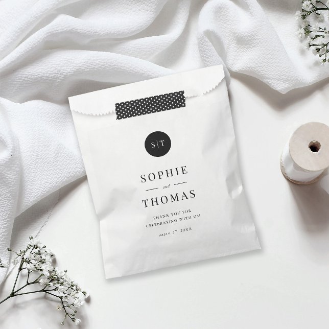 Editable Color Classic Round Monogram Wedding Geschenktütchen (Von Creator hochgeladen)