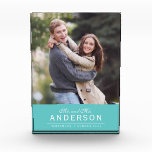 EDITABLE COLOR Cursive Mr. and Mrs Family Foto<br><div class="desc">Dieser Cursive Mr. and Mrs Familienname Foto Block mit bearbeitbarer Hintergrundfarbe (zum Ändern des Klick anpassen) zeigt "Mr. and Mrs." in kursiven Schriftart, Familienname, und unter einer dünnen Zeile, Staat den Titel für Ihr Foto, wie zum Zeitpunkt der Gründung Ihrer Familie oder wenn Foto genommen wurde. Ein toller Sake für...</div>