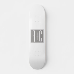 Editable Couples Initials Weiß & Grau Skateboard