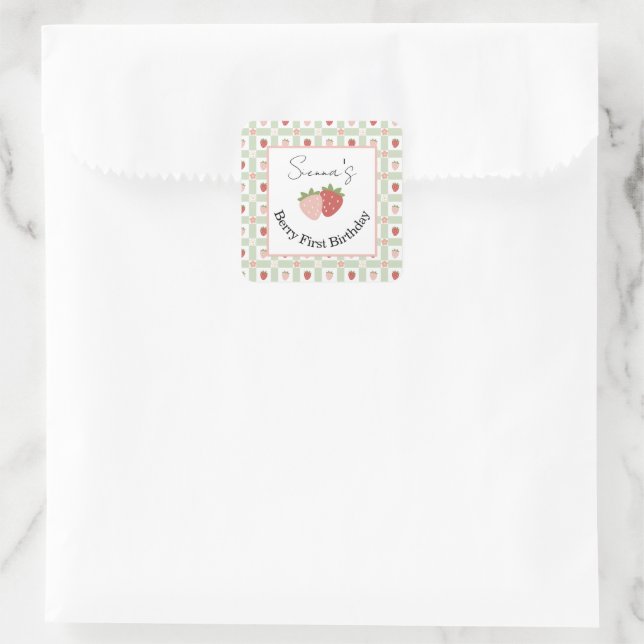 Editable Square Strawberry Gingham 1st Birthday  Quadratischer Aufkleber (Tasche)