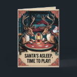 EDITABLE Vintag Funny Christmas Card Feiertagskarte<br><div class="desc">Vintage Weihnachtskarte mit Rentier am Tisch, die Karten spielt! Personalisieren Sie es und senden Sie es als Sofortdownload an Ihre Freunde und Familie. Diese Weihnachtskarte ist auch vollständig editierbar, sodass Sie die Grüße bearbeiten können, oder verlassen, wie es ist, und unterschreiben Sie es mit allen Ihren Namen. Im Innern befindet...</div>