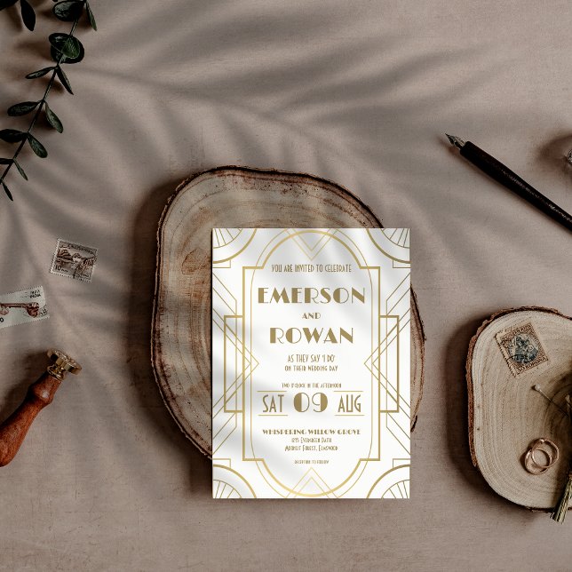 Editable White & Gold Art Deco Gatsby Roaring 20 Einladung (Elegant White & Gold Gatsby Style Art Deco Geometric Editable Wedding Invitation)