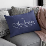 Editierbarer Hintergrundfarbe Lendenkissen<br><div class="desc">Dieses vielseitige Kissen Familienname mit bearbeitbarer Vorder- und Hinterhintergrundfarbe weist Ihren Familiennamen in einem eleganten, kursiven Schriftart und unter einer dünnen Linie auf, Staat, als Ihre Familie gegründet wurde. Ändern Sie die Farbe dieses Kissens und machen Sie es zum Anzug Ihrer Wohngestaltung Farbschema. Personalisieren Sie es, indem Sie den Platzhalter-Text...</div>