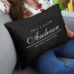 Editierbarer Hintergrundfarbe Name für Hochzeitsfa Lendenkissen<br><div class="desc">Dieses vielseitige Kissen Familienname mit bearbeitbarer Vorder- und Hintergrundefarbe mit Namen, Familienname in einem eleganten, kursiven Schriftart und unter einer dünnen Linie, Staat, wenn Ihre Familie gegründet wurde. Macht einen tollen Sake oder ein Hochzeitsgeschenk. Personalisieren Sie es, indem Sie den Platzhalter-Text ersetzen. Für weitere Optionen, wie zum Beispiel die Vorder-...</div>