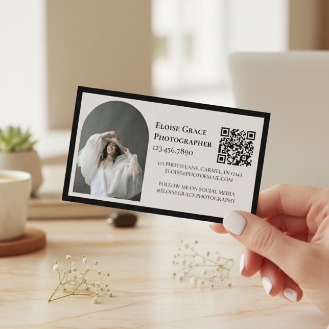 Editoriales Logo-Foto Schwarz QR-Code Geschäftskar Visitenkarte (Market your photography business in style with this editorial business card!)