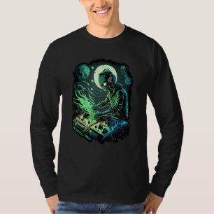 EDM-Alien-Rave-Astronaut-Alien-DJ-Alien-DJing in S T-Shirt