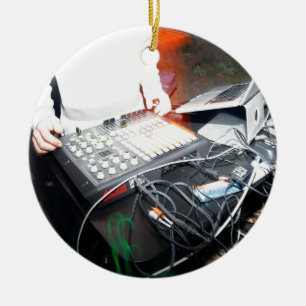 EDM DJ mischende Musik an einer Untergrundshow Keramik Ornament
