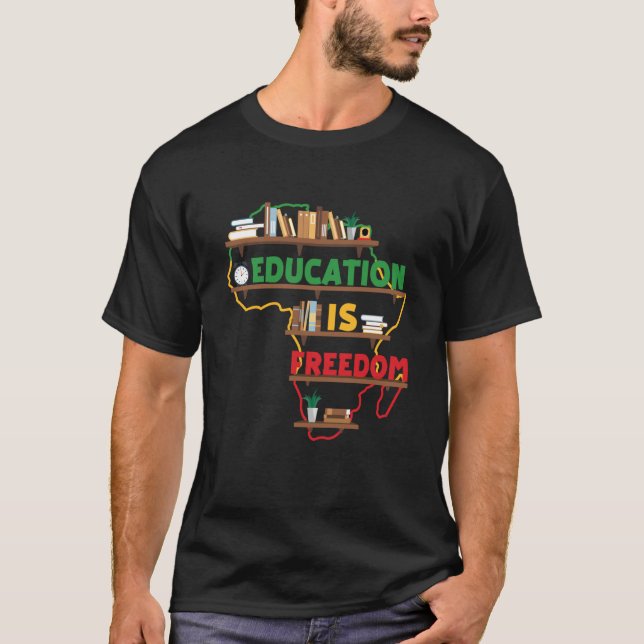 Education is Freedom Map of Africa Bookshelf Black T-Shirt (Vorderseite)