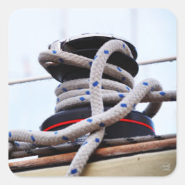 Een zeiljacht close up van een lier op een boot. quadratischer aufkleber
