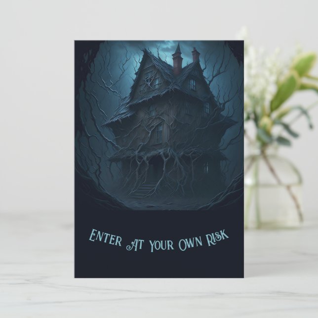 Eerie Abandoned Mansion Halloween-Party Einladung (Stehend Vorderseite)