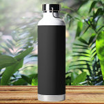 Eerie Black Solid Color Trinkflasche<br><div class="desc">Ein intensives und raffiniertes tiefes Schwarz,  das zeitlose Eleganz ausstrahlt.Perfekt für diejenigen,  die eine kühne Aussage machen möchten.Diese kraftvolle Farbe erfasst das Wesen des Geheimnisses und der Eleganz.Diese schwarze Farbe ist die ultimative Wahl für eine beeindruckende und raffinierte Ästhetik.</div>