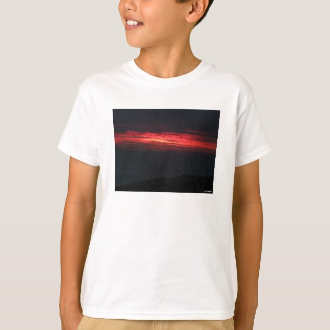 Eerie But Beautiful Sunset T-Shirt (Vorderseite)