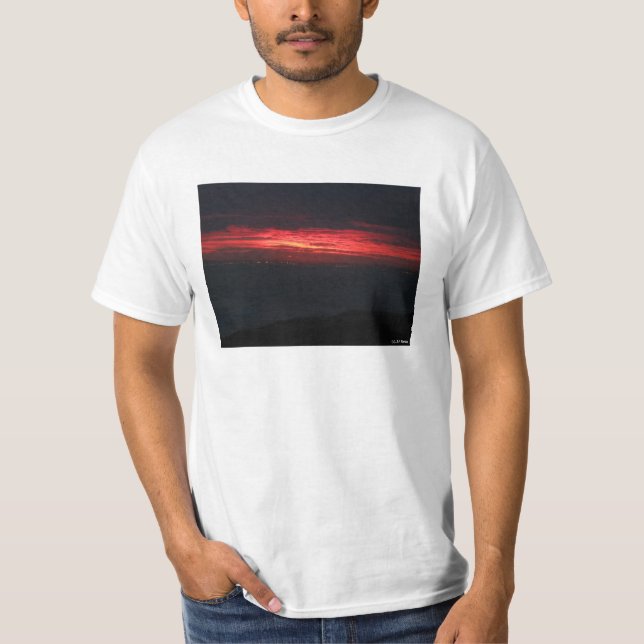 Eerie But Beautiful Sunset T-Shirt (Vorderseite)