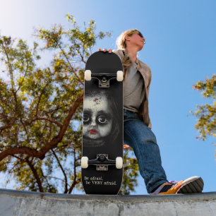 Eerie Gothic Doll mit Blood Halloween Skateboard