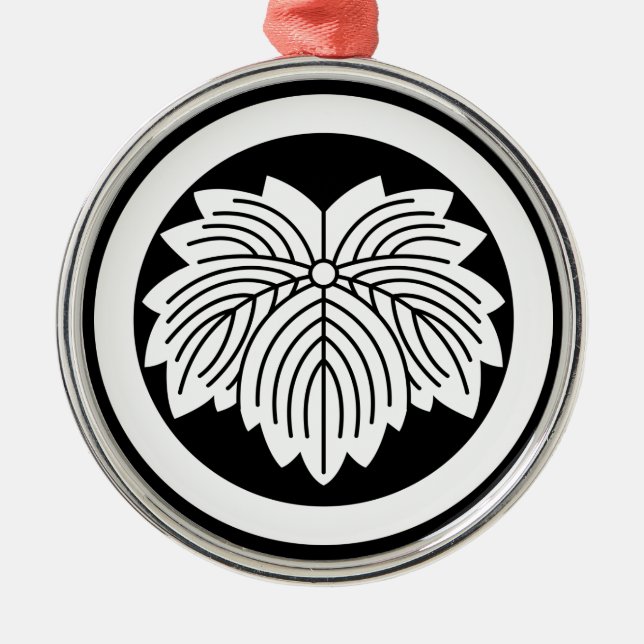Efeu aus Nadelblättern im Kreis Silbernes Ornament (Vorne)