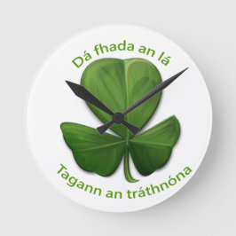 Egal wie lange der Tag ist, der Abend kommt. Runde Wanduhr