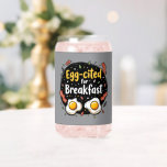 Egg zitiert for Breakfast Funny Feinschmecker Pun  Dosenglas<br><div class="desc">Beginnen Sie Ihren Morgen mit einem Lächeln in diesem spielerischen "Egg-cited for Breakfast"-Design, das sich perfekt für Gourmets und Brunch-Fans eignet. In diesem hübsch von Hand gezeichnet Kunstwerk werden neben knusprigen Speckstreifen zwei sonnige Side-Up-Eier präsentiert, die alle Set vor einem skurrilen Hintergrund verstreuter Würzungen und lebendiger Typografie bilden. Die warmen...</div>