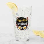 Egg zitiert for Breakfast Funny Feinschmecker Pun  Glas<br><div class="desc">Beginnen Sie Ihren Morgen mit einem Lächeln in diesem spielerischen "Egg-cited for Breakfast"-Design, das sich perfekt für Gourmets und Brunch-Fans eignet. In diesem hübsch von Hand gezeichnet Kunstwerk werden neben knusprigen Speckstreifen zwei sonnige Side-Up-Eier präsentiert, die alle Set vor einem skurrilen Hintergrund verstreuter Würzungen und lebendiger Typografie bilden. Die warmen...</div>