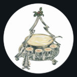Eggnog in einer Weihnachtsbaum-Punch Bowl Runder Aufkleber<br><div class="desc">Vintage Illustration Fröhliche Weihnachtsgetränke und Getränke-Design mit Eiernug serviert in einem extravaganten silbernen Schüssel Set in Form eines Weihnachtsbaumes. Holly-Blätter und rote Beeren schmücken die Decke. Ein traditionelles Erwachsenengetränk in einem klassisch eleganten Behälter serviert. Glückliche Feiertage und Grüße der Saison!</div>