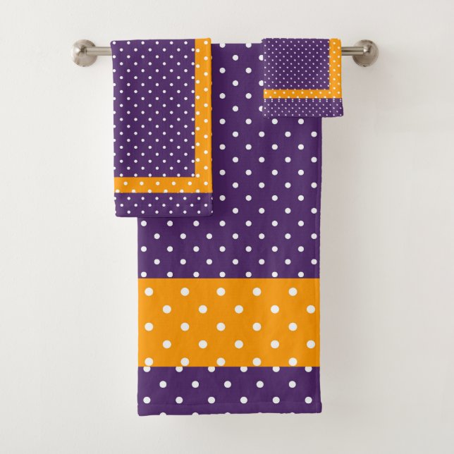 Eggplant Lila + Gold Polka Dot Badhandtuch Set (Insitu)