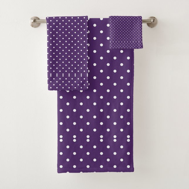 Eggplant Lila + White Polka Dot Badhandtuch Set (Insitu)