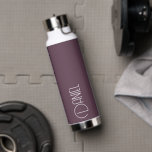 Eggplant Moderne Typografie Personalisiert Trinkflasche<br><div class="desc">Eine trendige, vakuumisolierte Wasserflasche mit personalisiertem Namen in Weiß, moderner Typografie auf einem angesagten Auberginen-Hintergrund. Stellen Sie die Flasche nach Belieben ein, indem Sie den Namen bearbeiten und nach Belieben den Namen durch Ihren eigenen Namen ersetzen. Ideal für ein Geburtstagsgeschenk, Hochzeitsgeschenk, Trauzeuge, etc. Wählen Sie Ihre Wasserflasche. Wählen Sie Ihre...</div>