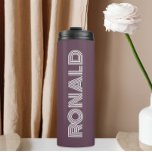 Eggplant Moderne Typografie Personalisierter Name Thermosbecher<br><div class="desc">Behalt warme und kalte Getränke mit diesem trendigen,  isolierten Thermotumbler,  der eine Auberginenfarbe ist,  zusammen mit dem Namen,  der in weißer,  moderner Typografie gedruckt wird. Bearbeiten Sie Ihren Thermalwäscher und ersetzen Sie den Namen mit dem gewünschten Namen. Ideal für ein Geburtstagsgeschenk,  Hochzeitsgeschenk,  Trauzeuge,  etc.</div>