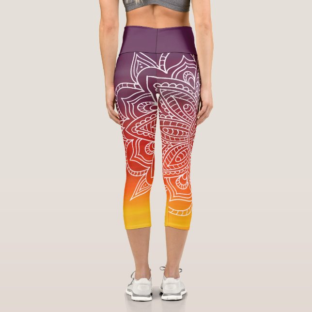Eggplant Orange und White Mandala Yoga Capri Leggings (Rückseite)
