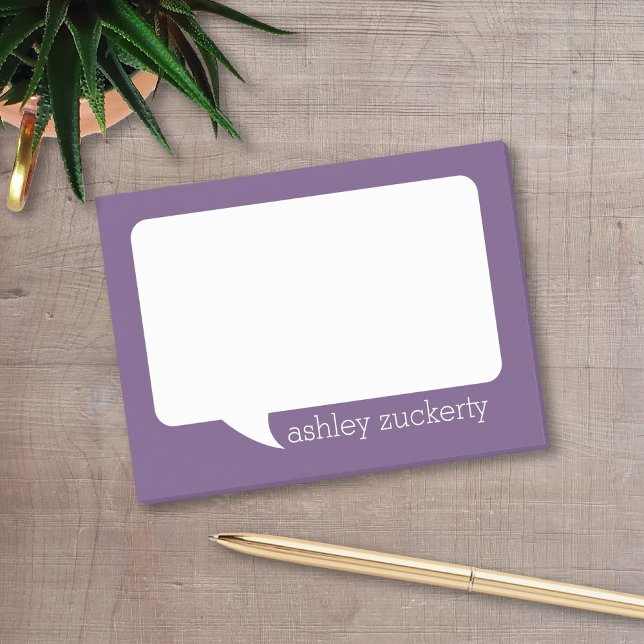 Eggplant und White Talk Blase Personalisierter Nam Post-it Klebezettel (A fun talk bubble design for a personalized post-it notepad. Add your name for a fun office gift.)