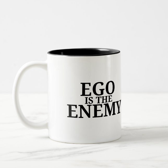 Ego ist der Feind Minimalist Schreibmaschine Zwei- Zweifarbige Tasse (Links)
