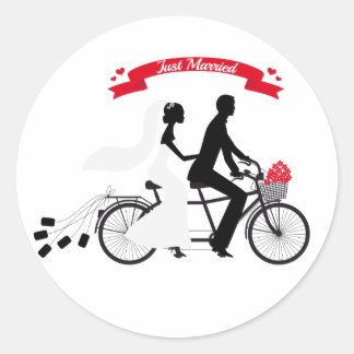 Ehe Braut und Bräutigam auf Tandemfahrrad Runder Aufkleber