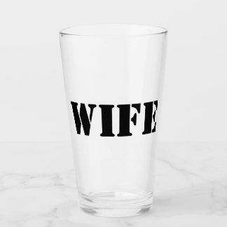 Ehefrau-Bier-Tee-Trommel-trinkendes Glas