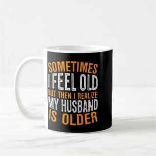 Ehefrau - Fühlt sich alt, bemerkt, dass der Eheman Kaffeetasse