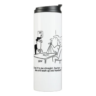 Ehefrau hat einen gebrochenen Arm in einem Schwanz Thermosbecher