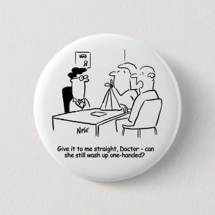 Ehefrau hat einen gebrochenen Arm in einem Sling Button