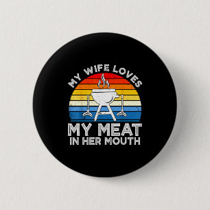 Ehefrau liebt Fleisch im Mund lustiger Grilling-BB Button