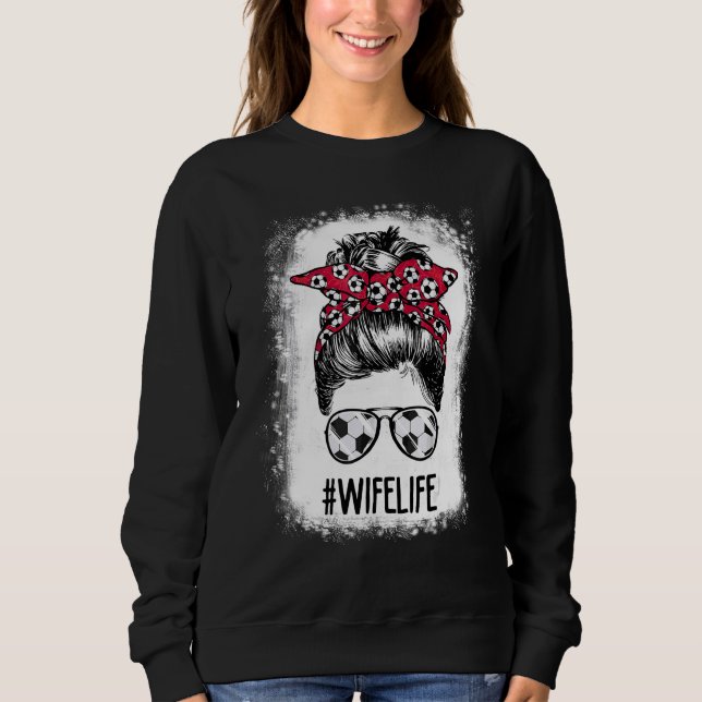 Ehefrau Life Soccer Ehefrau Messy Bun Hair Moth Sweatshirt (Vorderseite)