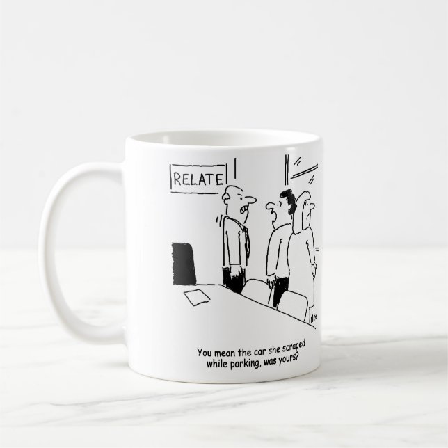 Ehefrau scrapes Berater beim Parken Kaffeetasse (Links)