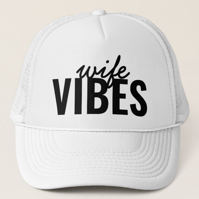 Ehefrau Vibes Trucker Hat Bachelorette Truckerkappe (Vorderseite)