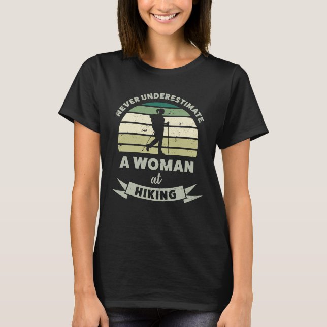 Ehefrau zum Wandern Funny Wiker T-Shirt (Vorderseite)